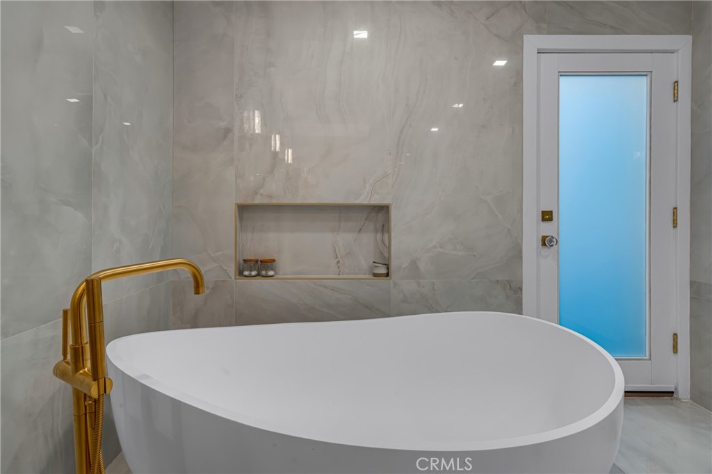 https://media.crmls.org/medias/b50cfe81-7089-4e26-92e1-b427b6d198f4.jpg?preset=X-Large