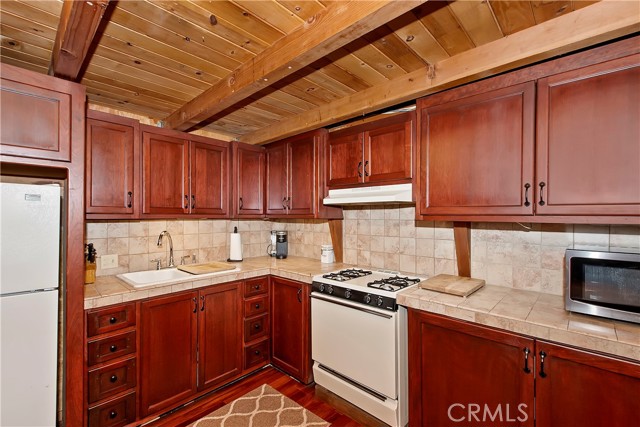 Detail Gallery Image 9 of 30 For 2880 Loma Dr, Running Springs,  CA 92382 - 2 Beds | 1 Baths