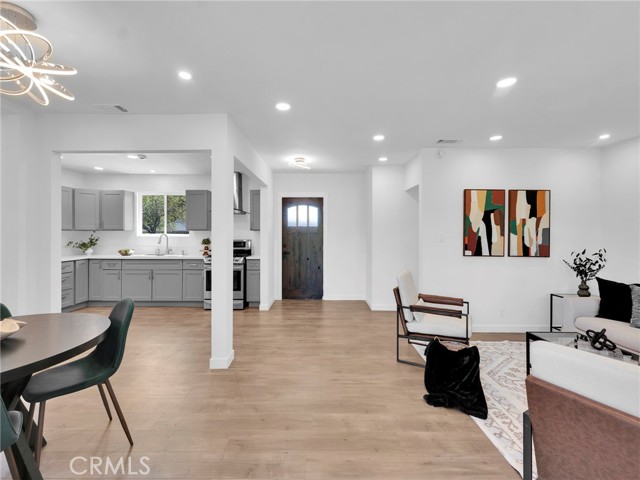 Detail Gallery Image 2 of 22 For 10050 Gloria Ave, Granada Hills,  CA 91343 - 3 Beds | 2/1 Baths