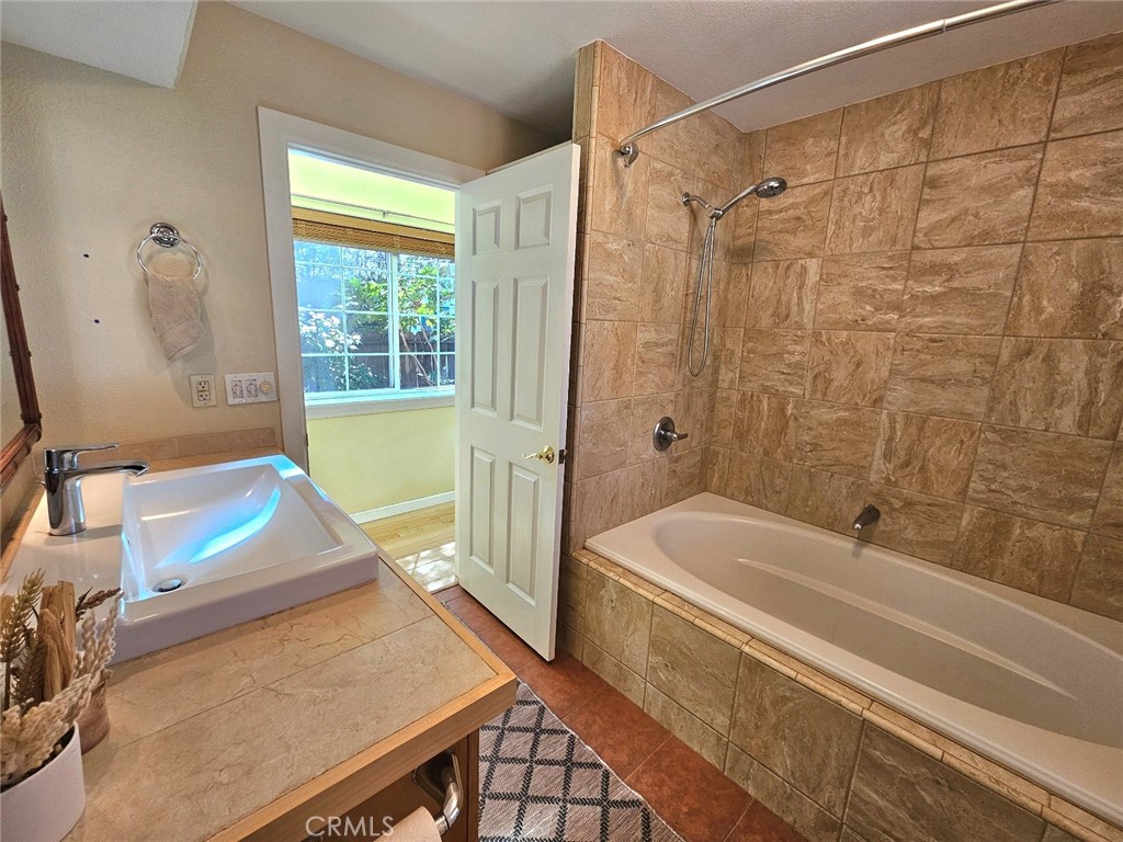 https://media.crmls.org/medias/b5122705-b381-4cee-9e23-8fd56dcc6819.jpg?preset=X-Large