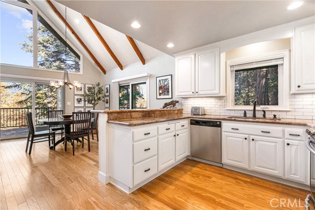 Detail Gallery Image 16 of 43 For 405 Brentwood Dr, Lake Arrowhead,  CA 92352 - 4 Beds | 2 Baths