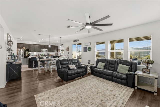 Detail Gallery Image 9 of 42 For 4013 Elderberry, Lake Elsinore,  CA 92530 - 5 Beds | 3 Baths