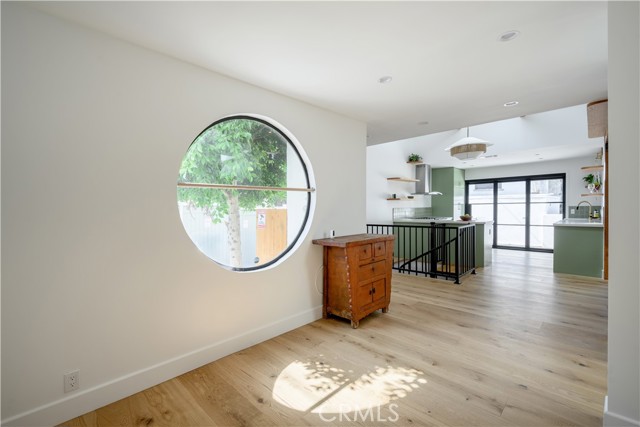 811 Maltman Avenue, Los Angeles CA: https://media.crmls.org/medias/b5167f95-cdb6-4525-94e5-2cde568dbd82.jpg