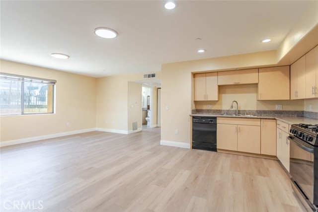 Detail Gallery Image 10 of 17 For 1466 Tamarind Ave #104,  Los Angeles,  CA 90028 - 2 Beds | 2 Baths