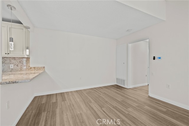 Detail Gallery Image 14 of 36 For 19156 Avenue of the Oaks #B,  Newhall,  CA 91321 - 2 Beds | 1/1 Baths