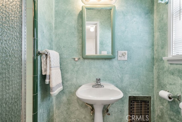 10525 Olive Street, Temple City CA: https://media.crmls.org/medias/b51a8451-8470-4370-ae23-4e1634b950b7.jpg