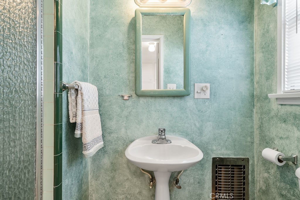 https://media.crmls.org/medias/b51a8451-8470-4370-ae23-4e1634b950b7.jpg?preset=X-Large
