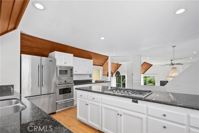 390 Saint Anns Drive, Laguna Beach CA: https://media.crmls.org/medias/b51eaa28-1a65-45e9-bc19-092320155a2b.jpg