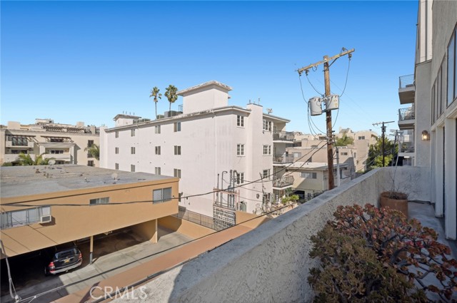 Detail Gallery Image 8 of 27 For 11845 Mayfield Ave #303,  Los Angeles,  CA 90049 - 2 Beds | 3 Baths