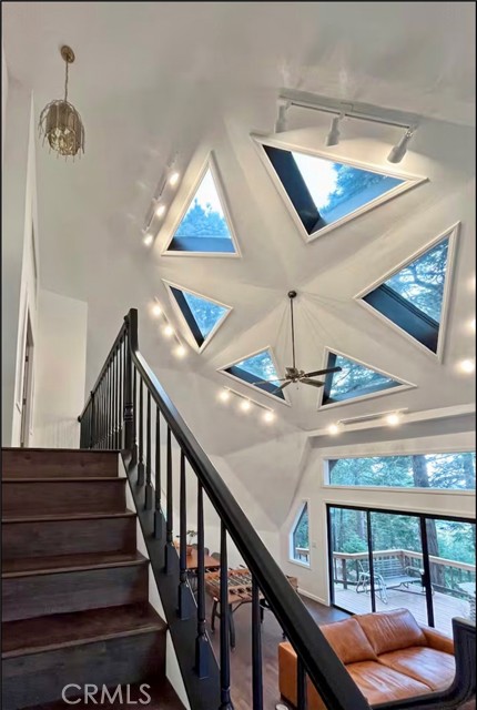 Detail Gallery Image 8 of 8 For 1349 Valley View, Crestline,  CA 92325 - 4 Beds | 3 Baths