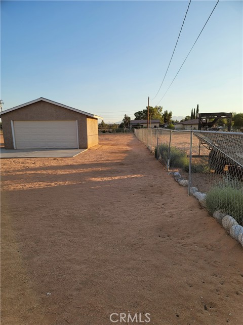 21291 Ramona Avenue, Apple Valley CA: https://media.crmls.org/medias/b5256457-390e-4c70-9f99-7ea191663760.jpg