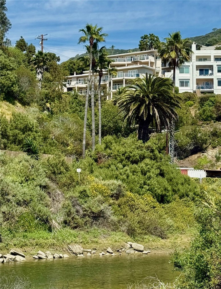 https://media.crmls.org/medias/b52572cb-8dbc-4c34-95a7-662f5932c562.jpg?preset=X-Large