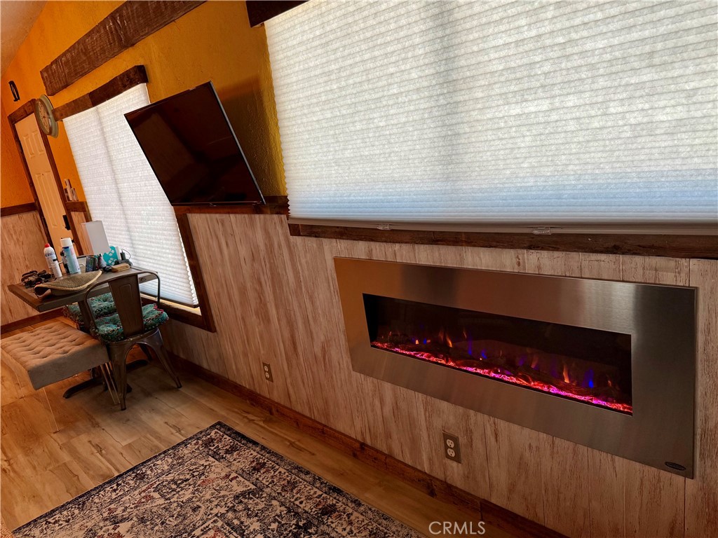 https://media.crmls.org/medias/b528ccb1-dad4-4fc9-9e90-802e6322d309.jpg?preset=X-Large