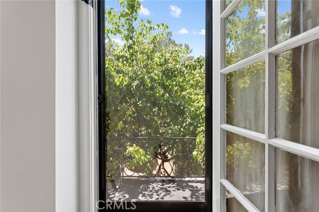 11053 Strathmore Drive, Westwood - Century City CA: https://media.crmls.org/medias/b52b9e92-0fe1-4fb3-b6c4-2016f489fec6.jpg