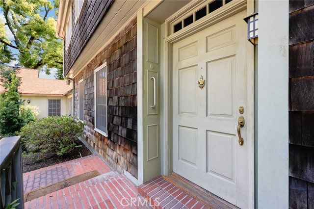 85 S San Rafael Avenue, Pasadena CA: https://media.crmls.org/medias/b52c371f-b5ad-40a5-9aec-ae067665351f.jpg