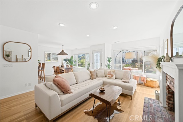 Detail Gallery Image 4 of 49 For 33 16th St, Hermosa Beach,  CA 90254 - 4 Beds | 4 Baths