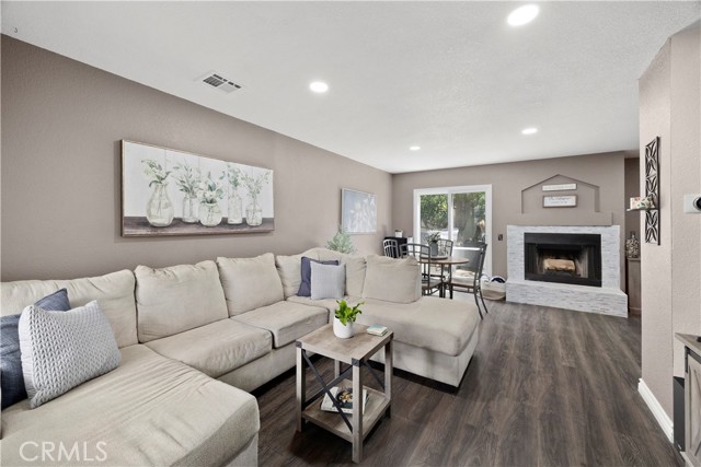 Detail Gallery Image 2 of 23 For 1992 Moonbeam Cir, Upland,  CA 91784 - 3 Beds | 2/1 Baths