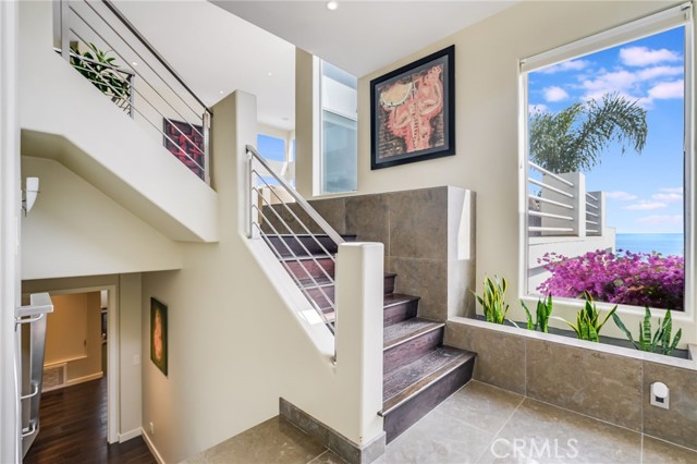 Detail Gallery Image 9 of 33 For 818 Hillcrest Dr, Laguna Beach,  CA 92651 - 4 Beds | 3/1 Baths