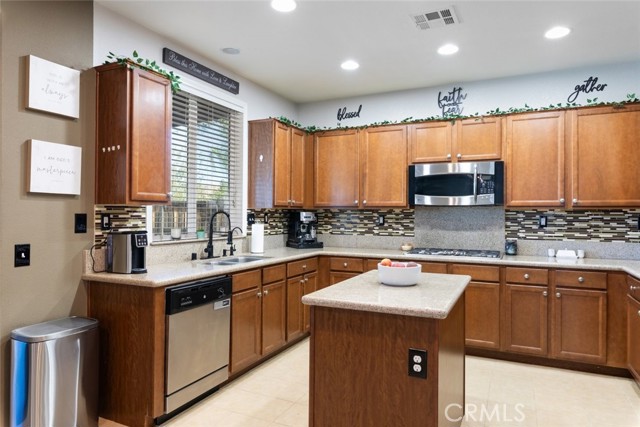 Detail Gallery Image 14 of 47 For 29522 Mascot, Lake Elsinore,  CA 92530 - 4 Beds | 2/1 Baths