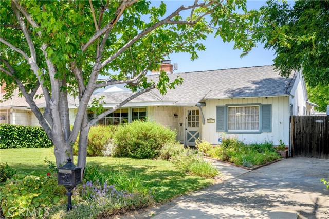 13617 Bassett Street, Valley Glen CA: https://media.crmls.org/medias/b5378fe6-7e36-40a0-8291-d9e11bdf5fc0.jpg