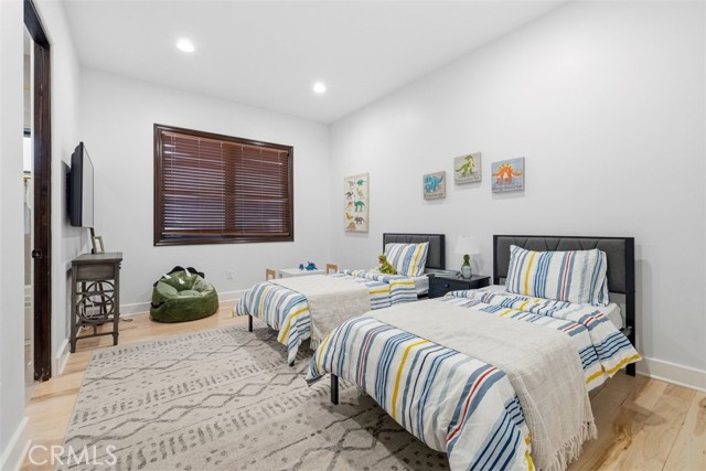 22953 Oxnard Street, Woodland Hills CA: https://media.crmls.org/medias/b53ab269-c581-4694-a5a6-b52b541dc215.jpg