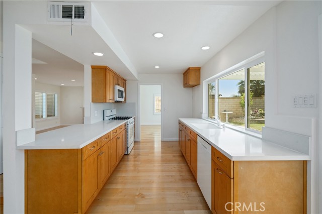 Detail Gallery Image 7 of 34 For 10900 San Leon Ave, Fountain Valley,  CA 92708 - 4 Beds | 2/1 Baths