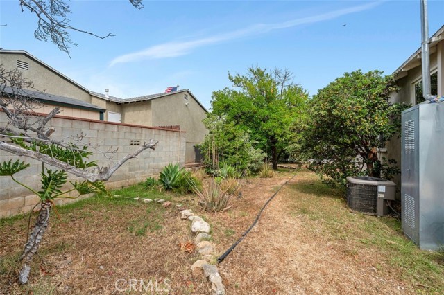 9933 Norwich Avenue, Mission Hills (San Fernando) CA: https://media.crmls.org/medias/b53ef57c-a438-46d7-8e87-e149ebc70122.jpg