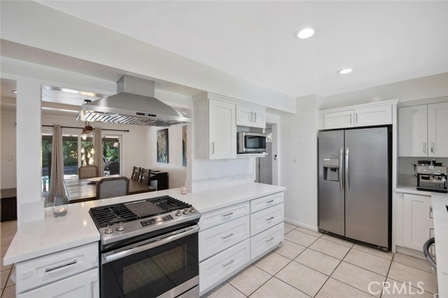 Detail Gallery Image 8 of 28 For 23818 Oxnard St, Woodland Hills,  CA 91367 - 3 Beds | 3 Baths