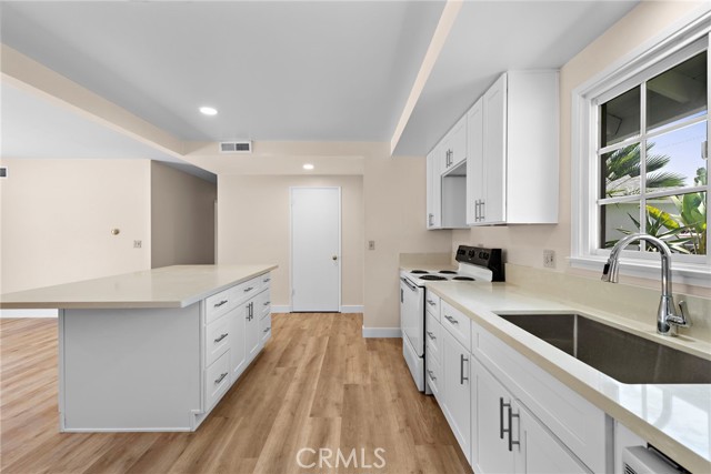 Detail Gallery Image 11 of 32 For 5852 Raphael Dr, Huntington Beach,  CA 92649 - 4 Beds | 2 Baths