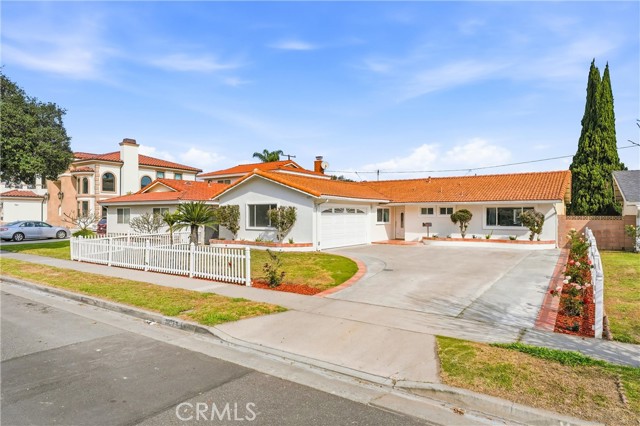 Detail Gallery Image 2 of 48 For 10377 Morning Glory Ave, Fountain Valley,  CA 92708 - 4 Beds | 2 Baths