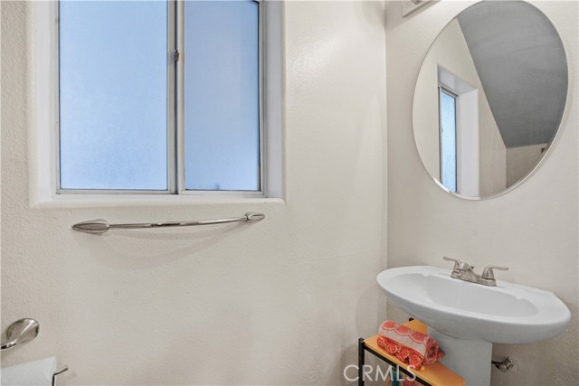 Detail Gallery Image 9 of 33 For 15801 Wyandotte St #109,  Lake Balboa,  CA 91406 - 3 Beds | 2/1 Baths