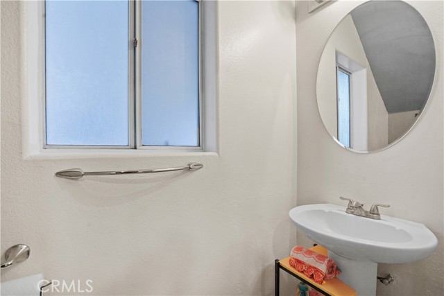 Detail Gallery Image 9 of 33 For 15801 Wyandotte St #109,  Lake Balboa,  CA 91406 - 3 Beds | 2/1 Baths