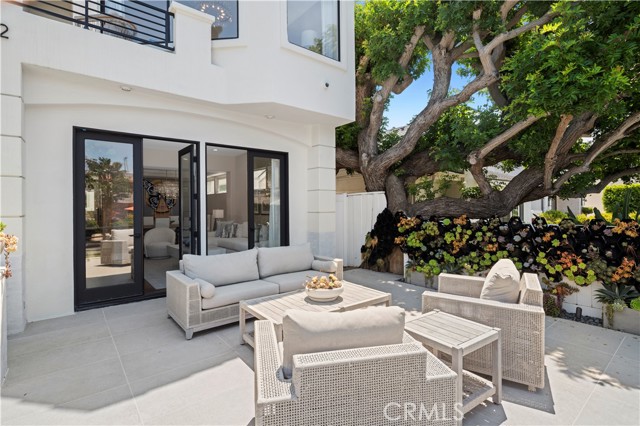 412 Poinsettia Avenue, Corona del Mar CA: https://media.crmls.org/medias/b54b56ea-f9a6-453a-9dfb-54e78a139788.jpg