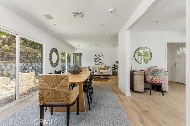 Detail Gallery Image 8 of 21 For 4057 Woodcliff Rd, Sherman Oaks,  CA 91403 - 3 Beds | 2/1 Baths