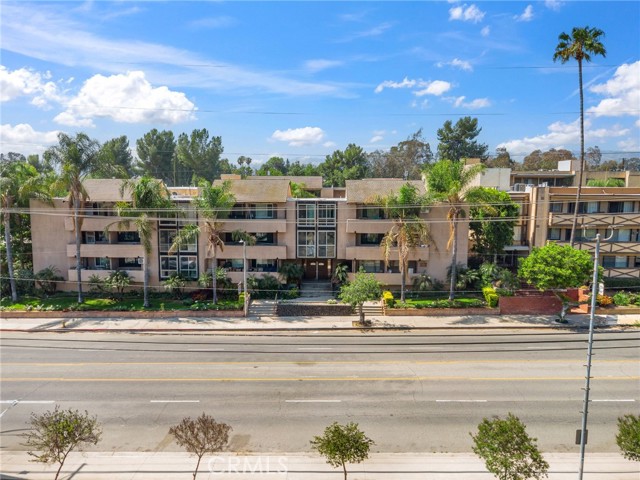 17000 Burbank Boulevard, Encino CA: https://media.crmls.org/medias/b5505ac6-b95f-4043-99f2-2563f354025f.jpg