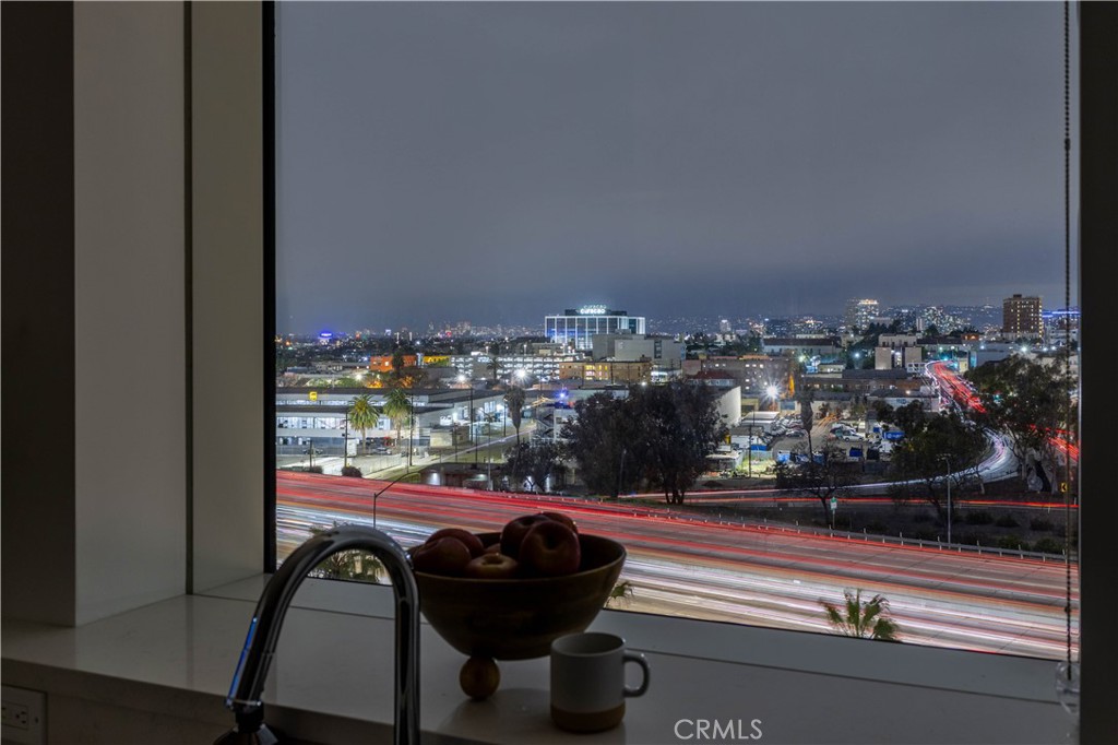 https://media.crmls.org/medias/b5541f0f-4dae-414e-935f-6541182bbc16.jpg?preset=X-Large