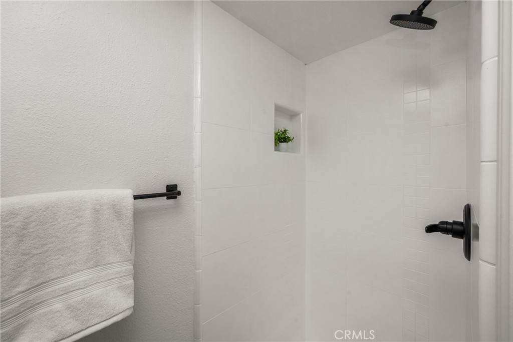 https://media.crmls.org/medias/b555afff-8d8c-4d0f-a180-826ceb750ae1.jpg?preset=X-Large
