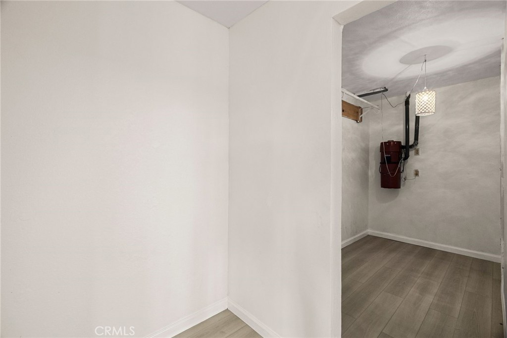 https://media.crmls.org/medias/b5599311-dd7e-4fa0-88f4-ba88637c7a92.jpg?preset=X-Large