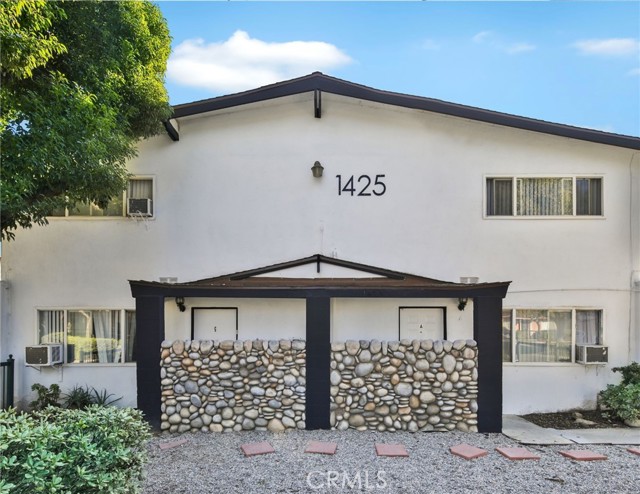 1425 W Stoneridge Court, Ontario CA: https://media.crmls.org/medias/b55b17ae-d15d-4b2e-9313-d52b551324c4.jpg