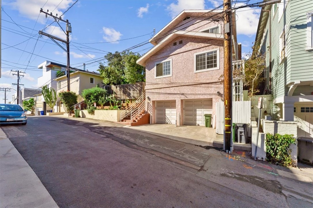 Detail Gallery Image 2 of 66 For 400 17th St, Manhattan Beach,  CA 90266 - 4 Beds | 2 Baths