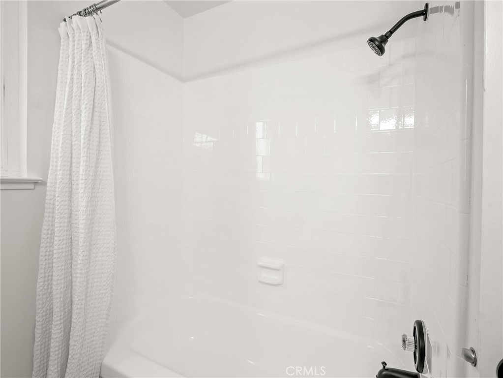 https://media.crmls.org/medias/b55d0ec9-b710-441a-9b05-04cf0e75620a.jpg?preset=X-Large