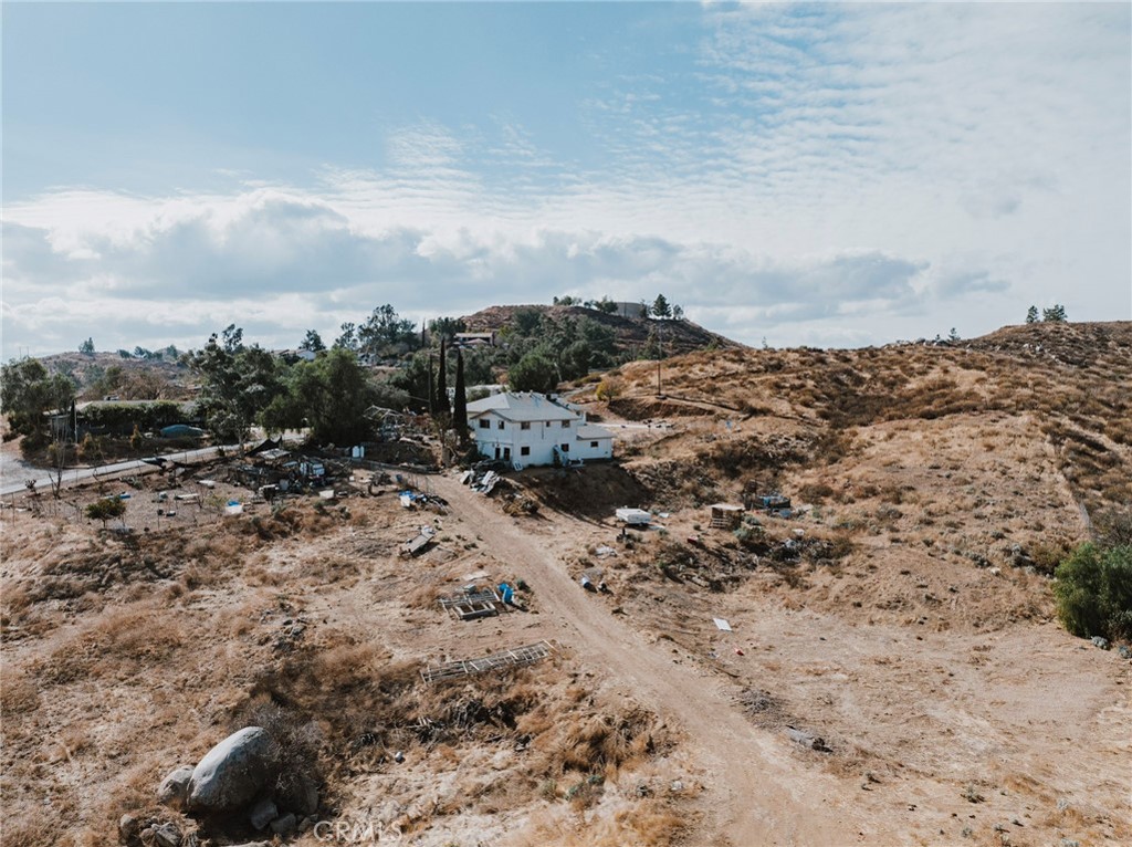 https://media.crmls.org/medias/b55dd774-6a5e-40c2-81dd-210e16bed0ba.jpg?preset=X-Large