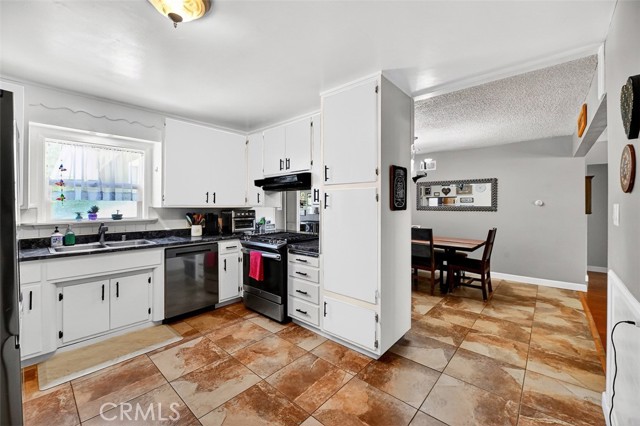 Detail Gallery Image 13 of 46 For 138 Terrace Ln, San Marcos,  CA 92069 - 4 Beds | 2 Baths