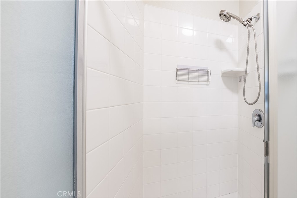 https://media.crmls.org/medias/b5641d04-e5ad-4a8f-8d01-6637593e78f3.jpg?preset=X-Large