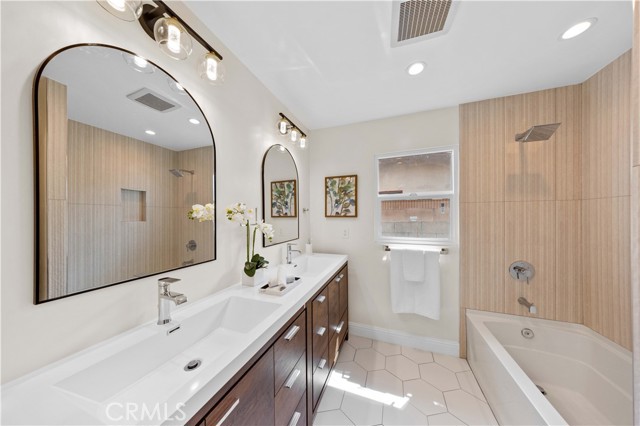 Detail Gallery Image 15 of 29 For 2141 E Center St, Anaheim,  CA 92806 - 4 Beds | 2 Baths