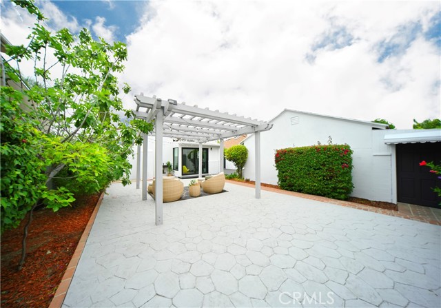 6508 Blewett Avenue, Lake Balboa CA: https://media.crmls.org/medias/b566926b-ba14-4cbc-89af-db95dc8d6514.jpg