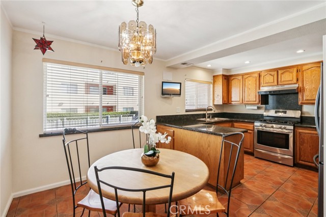 Detail Gallery Image 6 of 37 For 12390 Chandler Bld #J,  Valley Village,  CA 91607 - 3 Beds | 2/1 Baths