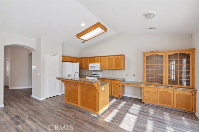 525 Mallard Avenue, Lemoore CA: https://media.crmls.org/medias/b5693a5a-7b4c-4fad-8a09-bb3a7c56f9be.jpg