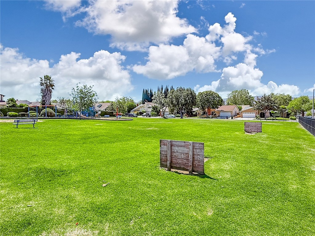 https://media.crmls.org/medias/b569521e-842b-4a38-9a5b-9cc9c33436f5.jpg?preset=X-Large