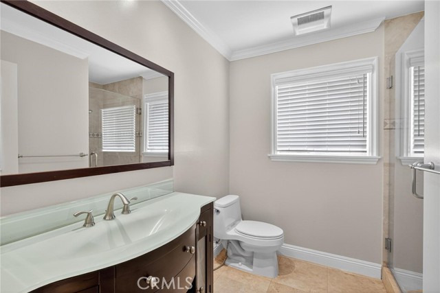 Guest bathroom
downstaris